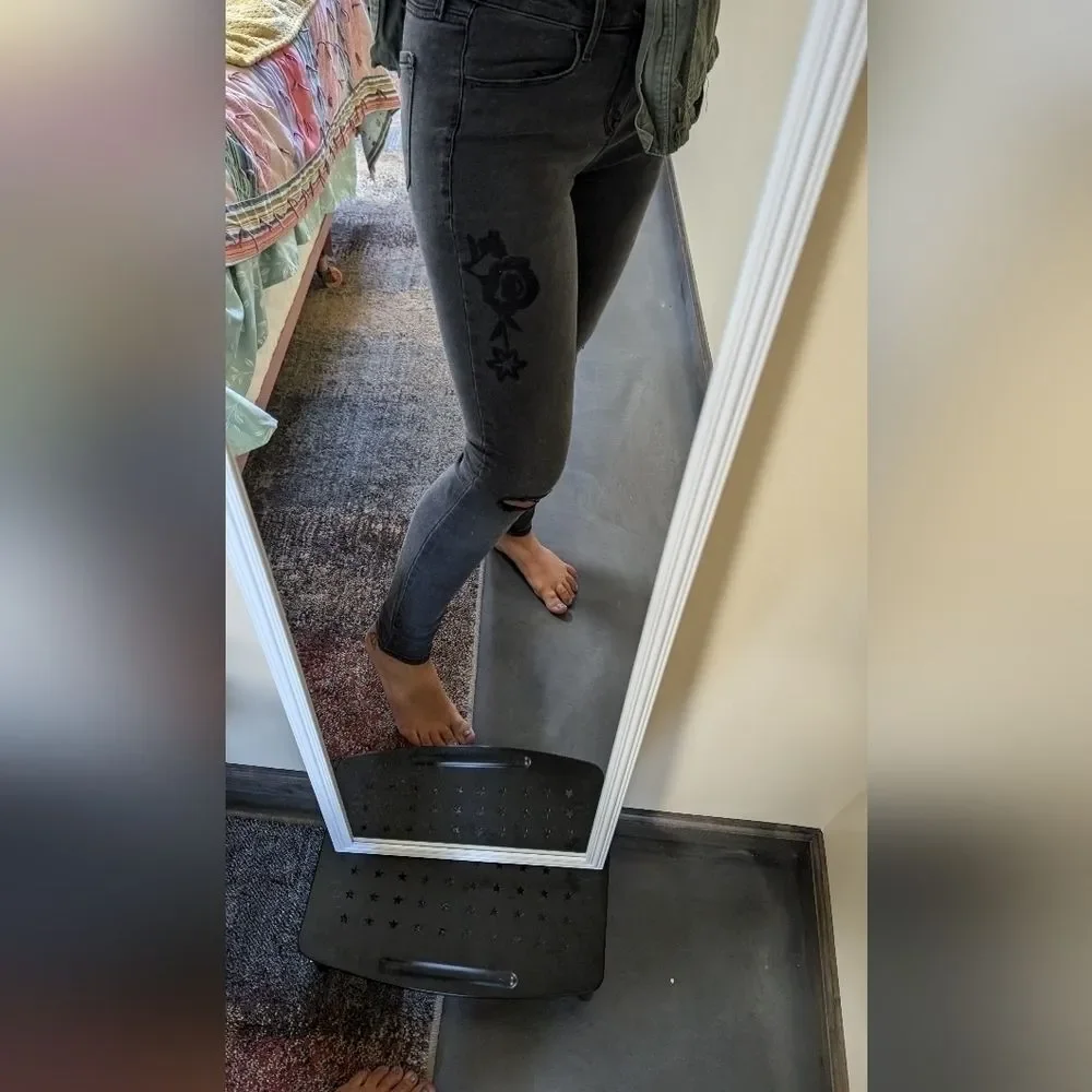 💕 3 for 12💕Old Navy Black Skinny jeans with Floral Design Size 6
